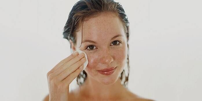 нанесување масло на кожата на лицето за подмладување